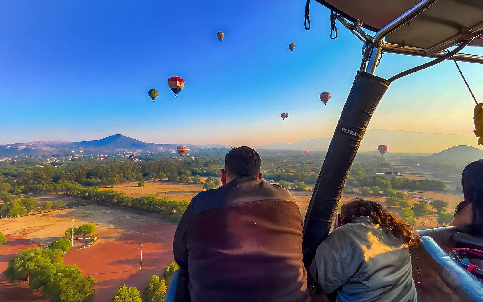 From Mexico City: Teotihuacán Hot Air Balloon Flight with Gourmet Breakfast and Pyramids Tour