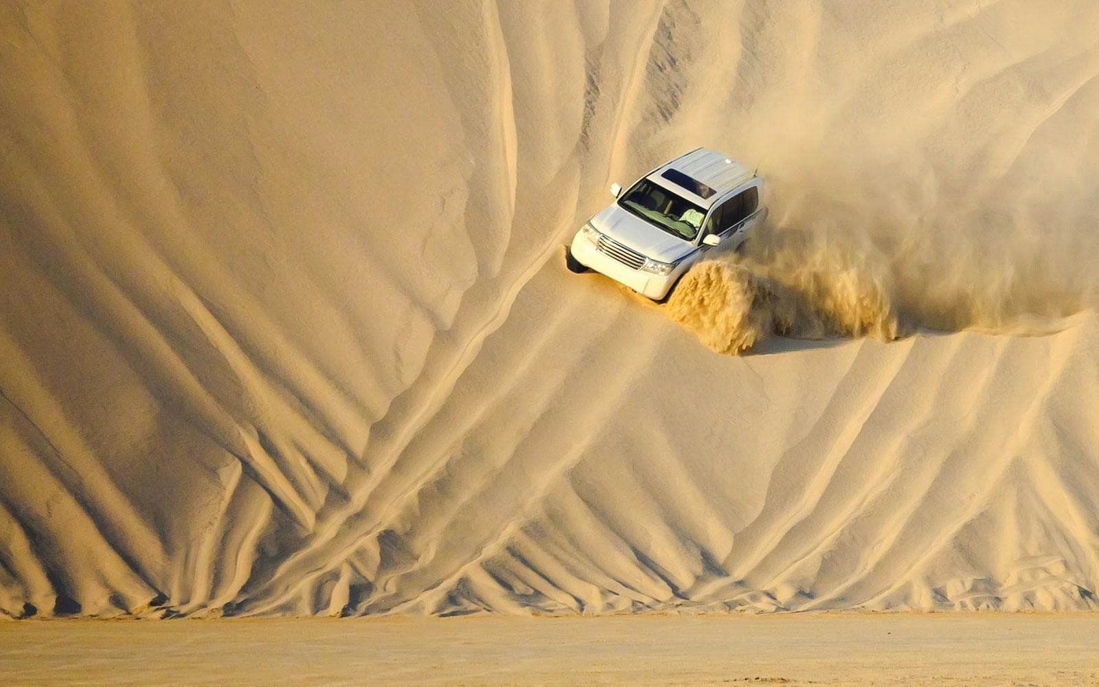 Safari por el desierto de Doha con paseo en camello: conducción por las dunas, sandboard y visita al mar interior - image 3