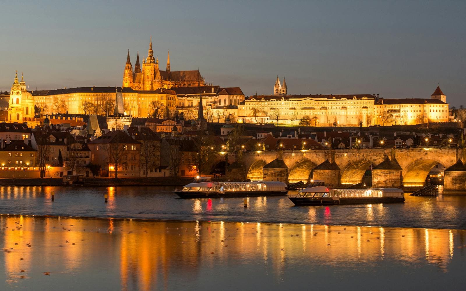 Crucero en un barco de cristal por Praga con música en directo - image 7