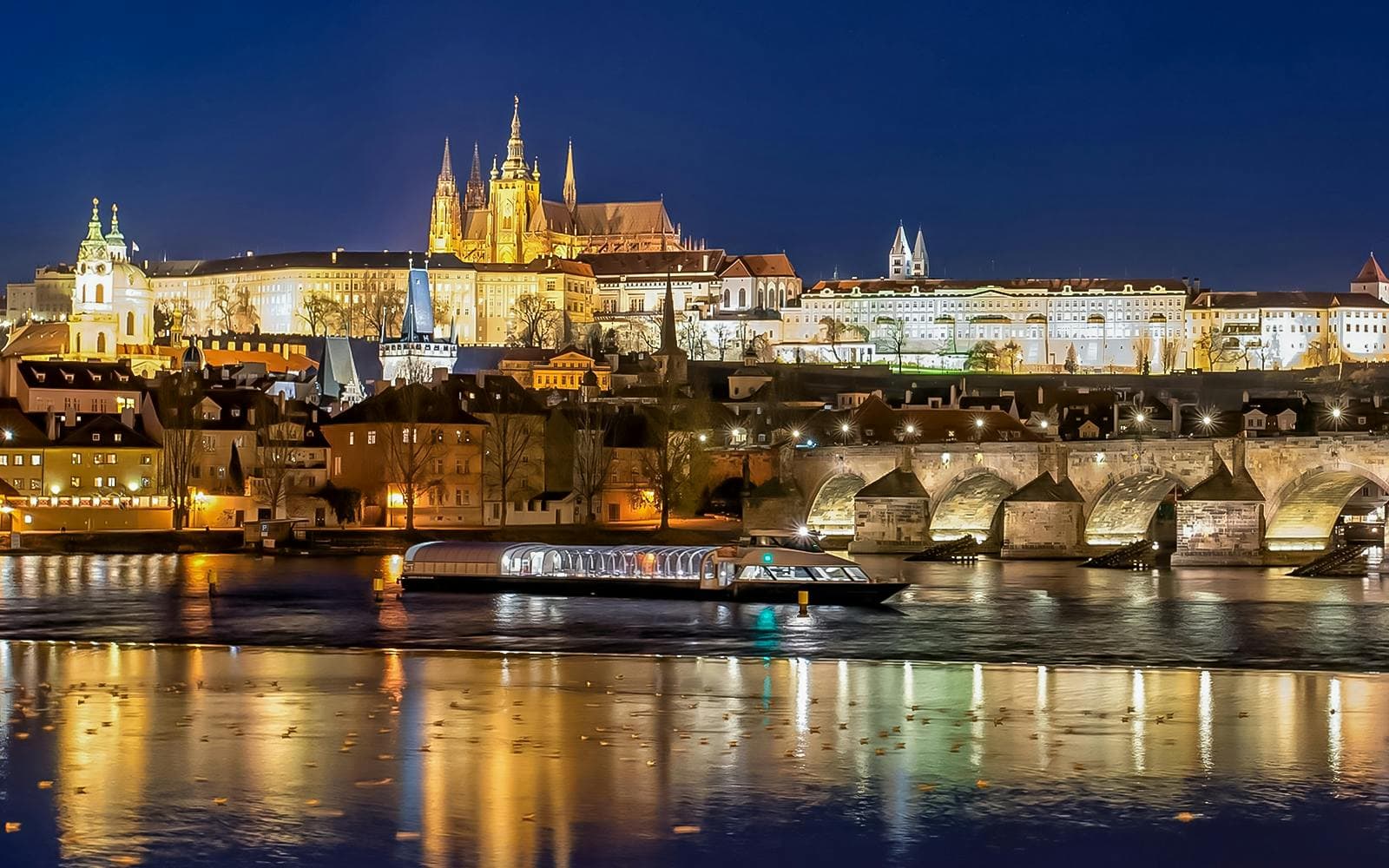 Crucero en un barco de cristal por Praga con música en directo - image 2