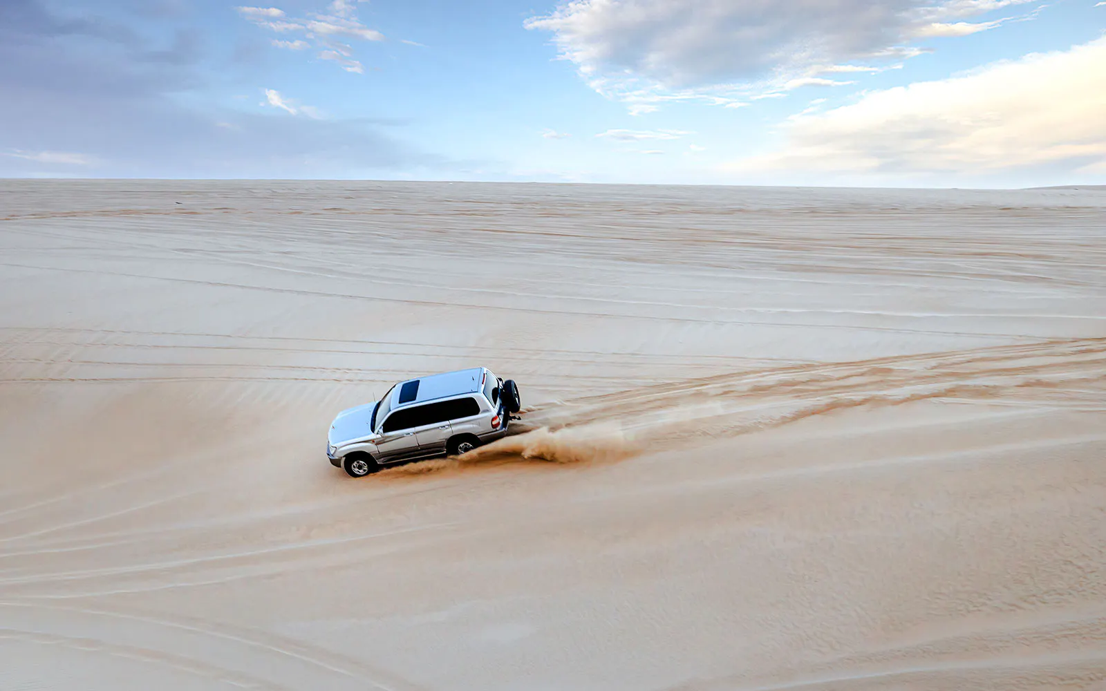 Safari premium por el desierto de Doha con conducción por dunas, sandboarding, paseo en camello, quad y visita al Mar Interior - image 5