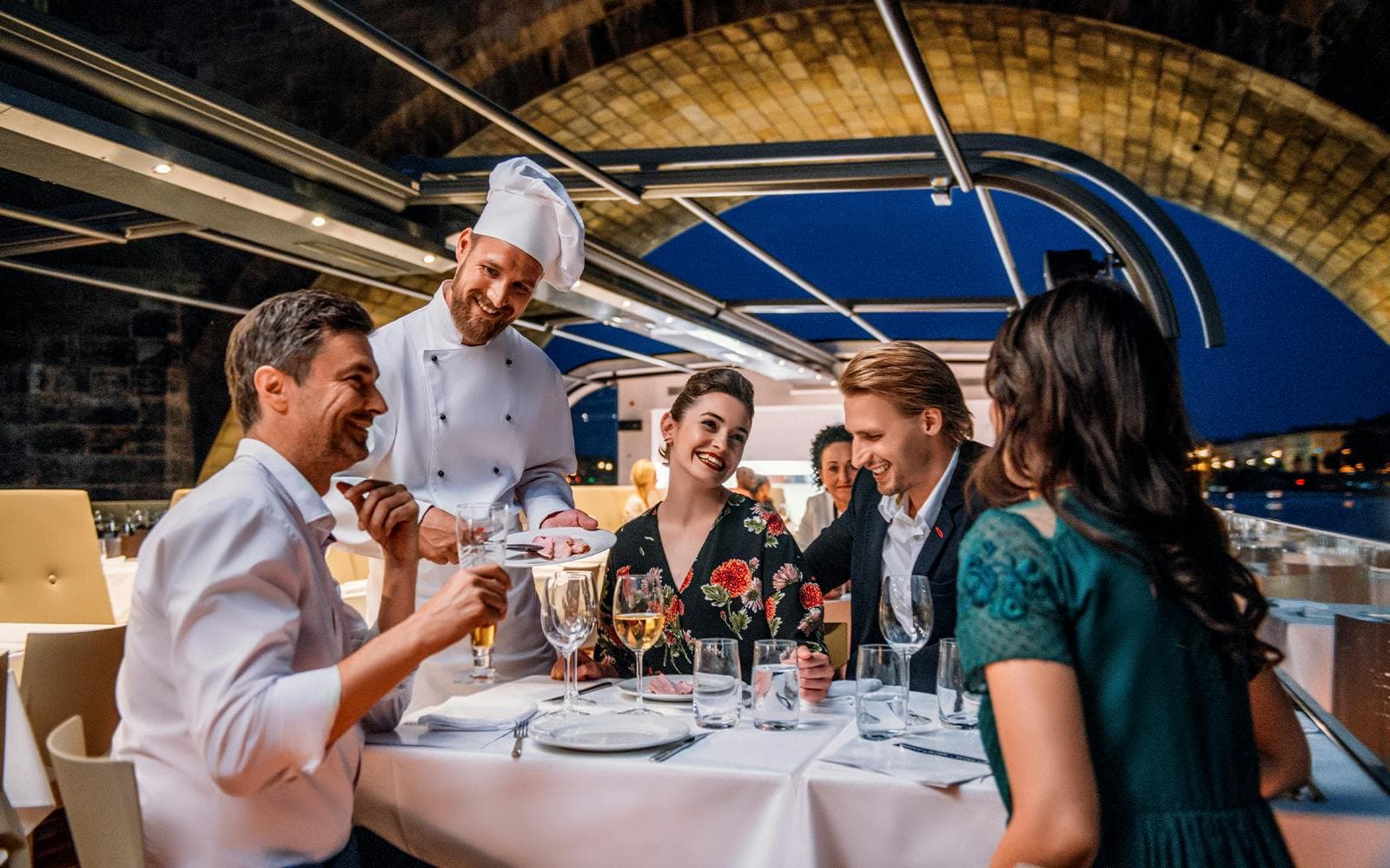 Prager Dinner-Bootsfahrt auf einem offenen Glasboot mit Live-Musik