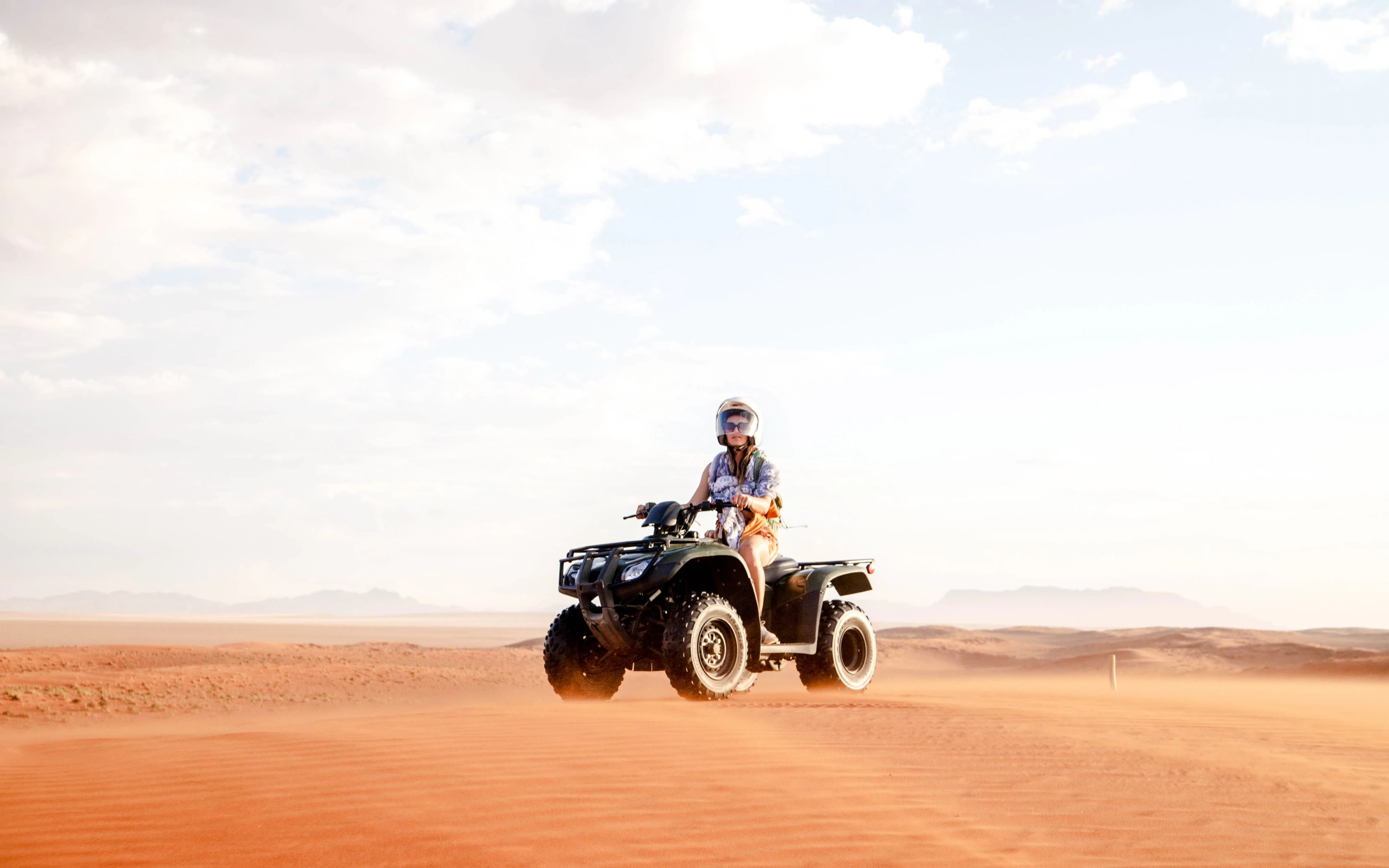 Safari premium por el desierto de Doha con conducción por dunas, sandboarding, paseo en camello, quad y visita al Mar Interior - image 2