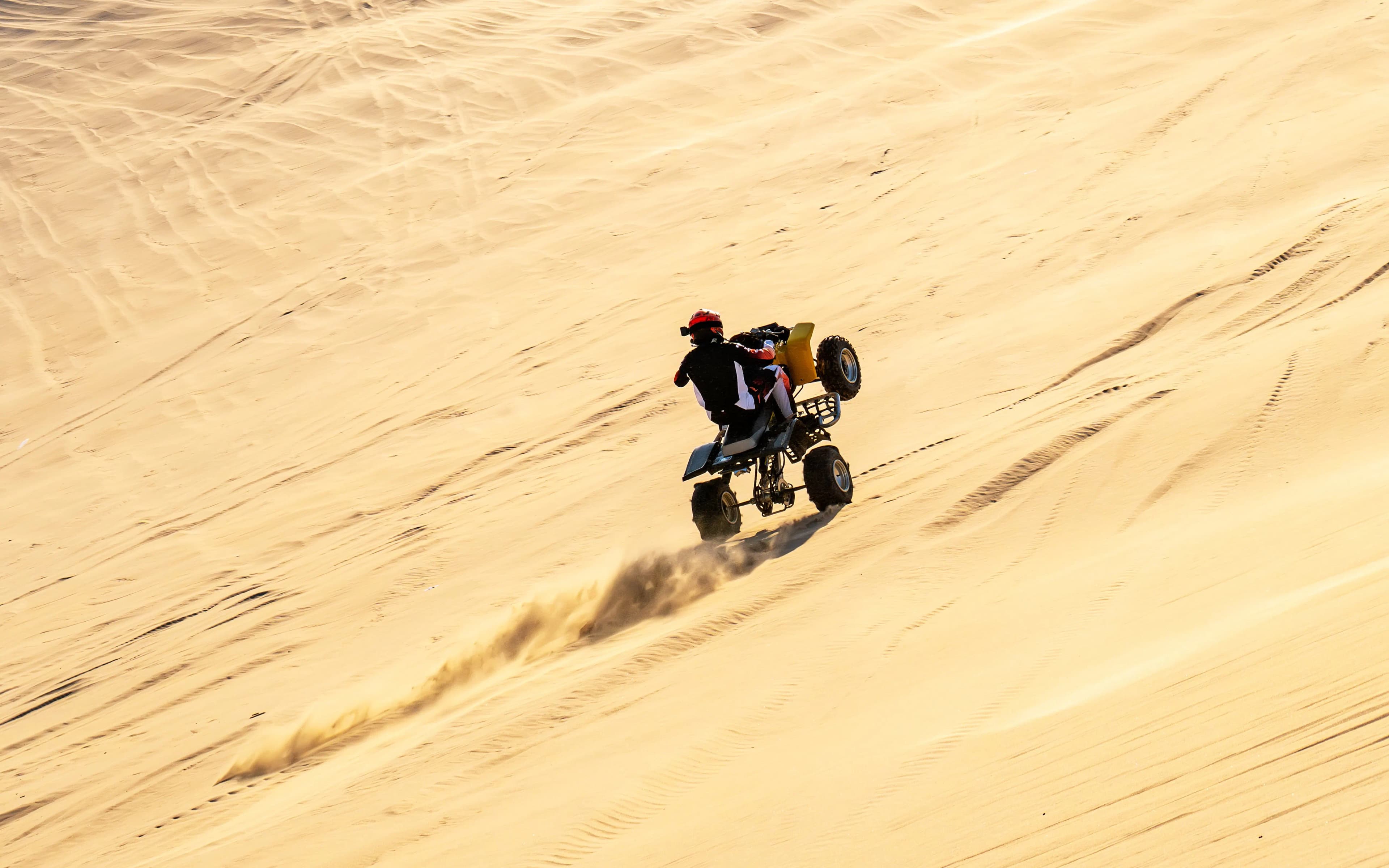 Safari premium por el desierto de Doha con conducción por dunas, sandboarding, paseo en camello, quad y visita al Mar Interior - image 8