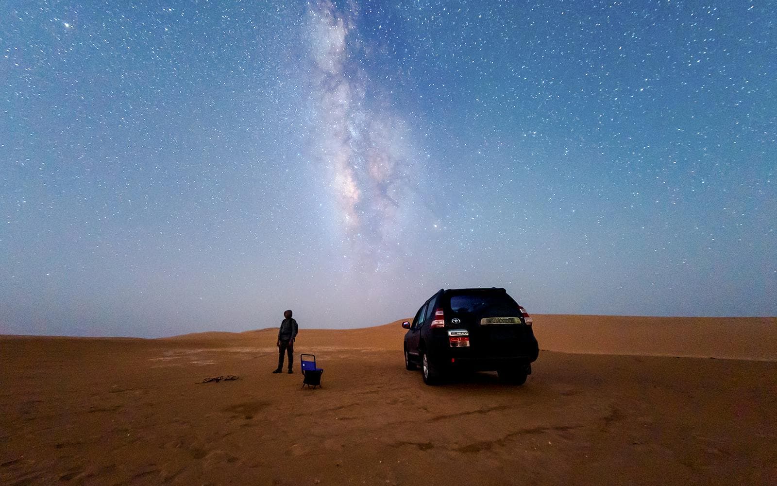 Safari nocturno por el desierto de Doha con observación de estrellas, sandboard, conducción por las dunas y visita al mar interior