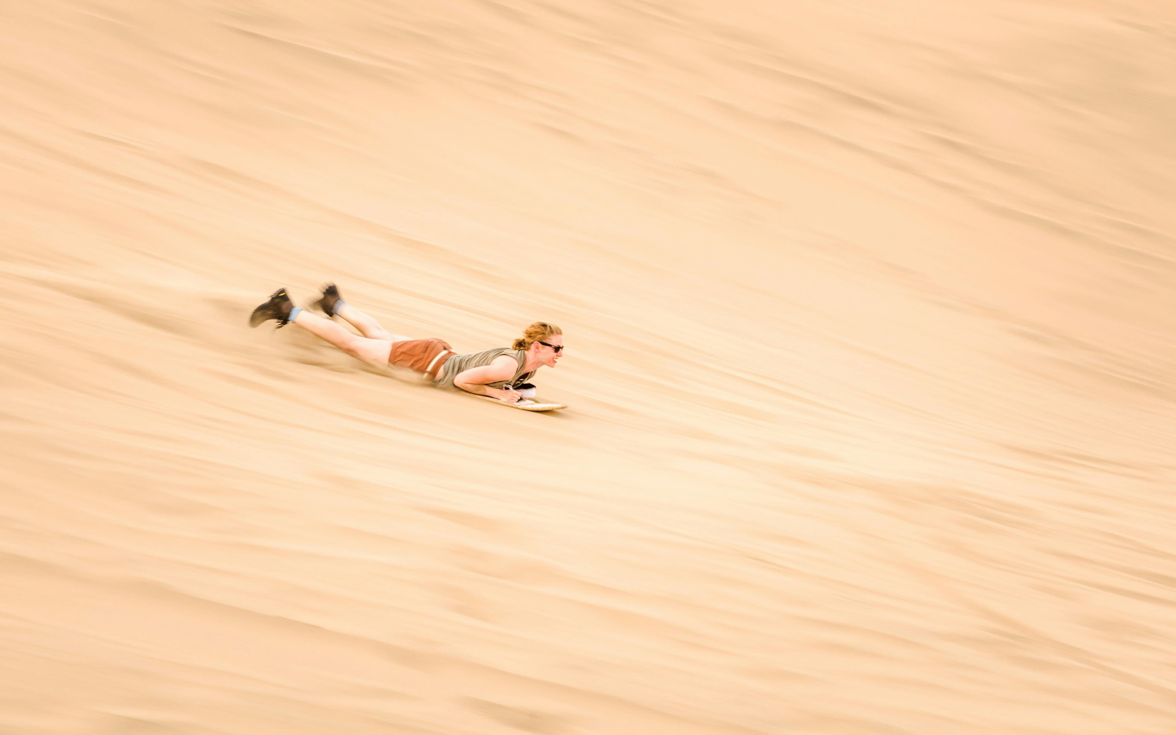 Safari por el desierto de Doha: conducción en dunas, sandboarding y visita al mar interior - image 3