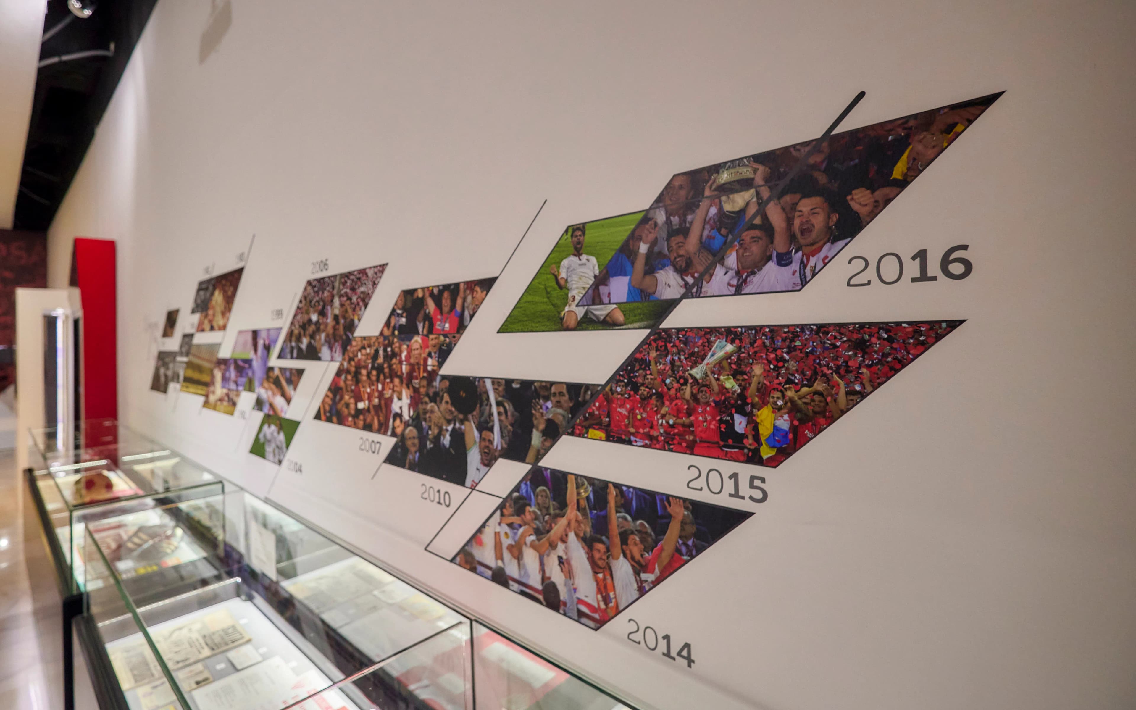 Sevilla FC: Ramón Sánchez-Pizjuán Stadium Tour with Audio Guide and Pitch Access - image 7