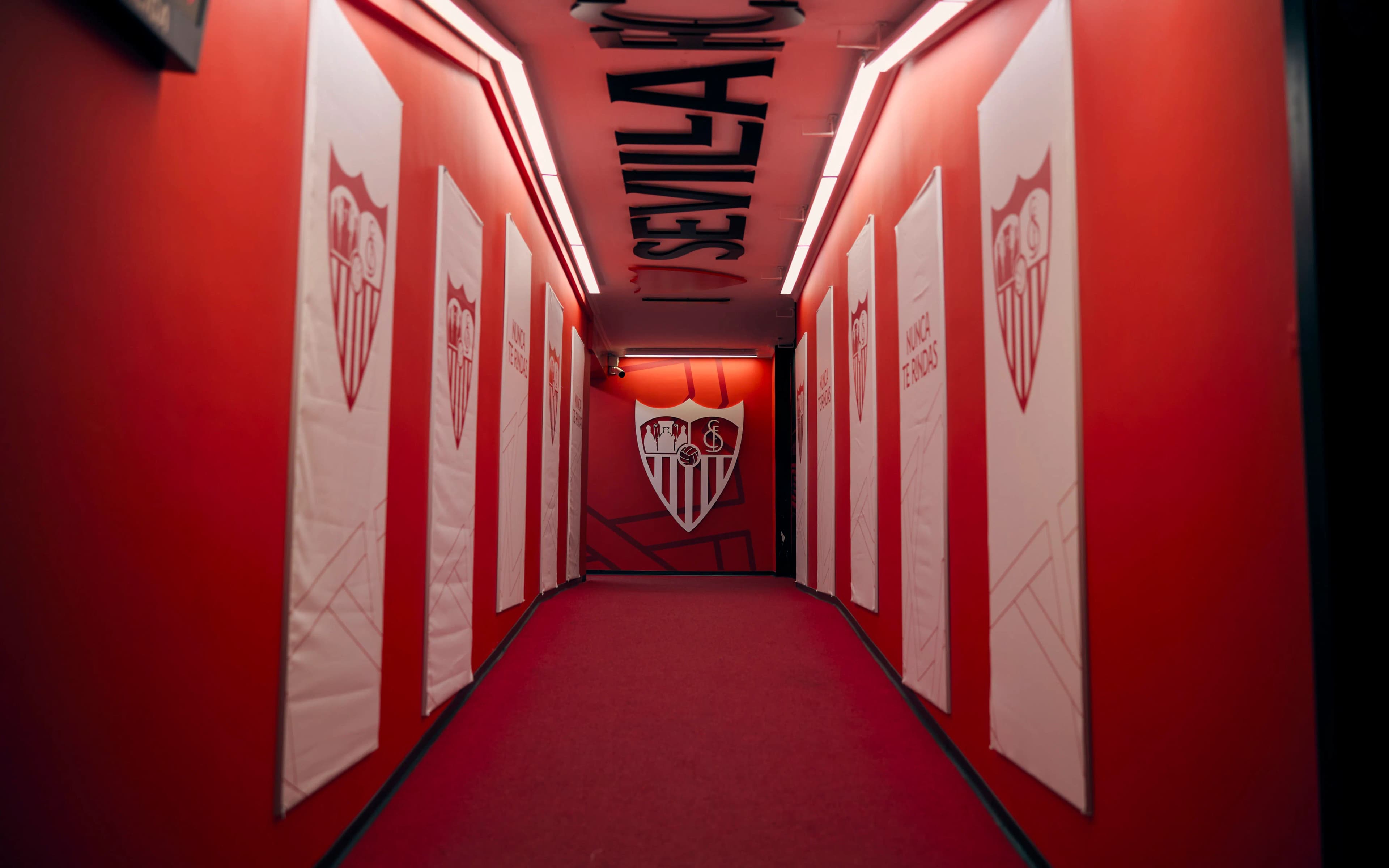 Sevilla FC: Ramón Sánchez-Pizjuán Stadium Tour with Audio Guide and Pitch Access - image 3
