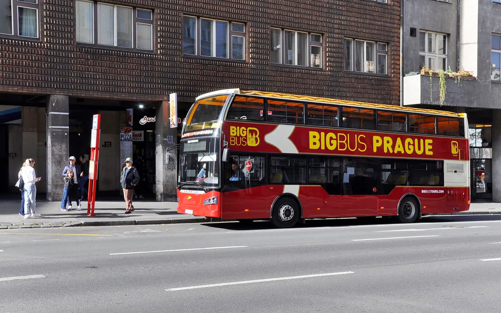 Big Bus: Prag Hop-on Hop-off Bustour mit optionaler Schifffahrt auf der Moldau - image 4