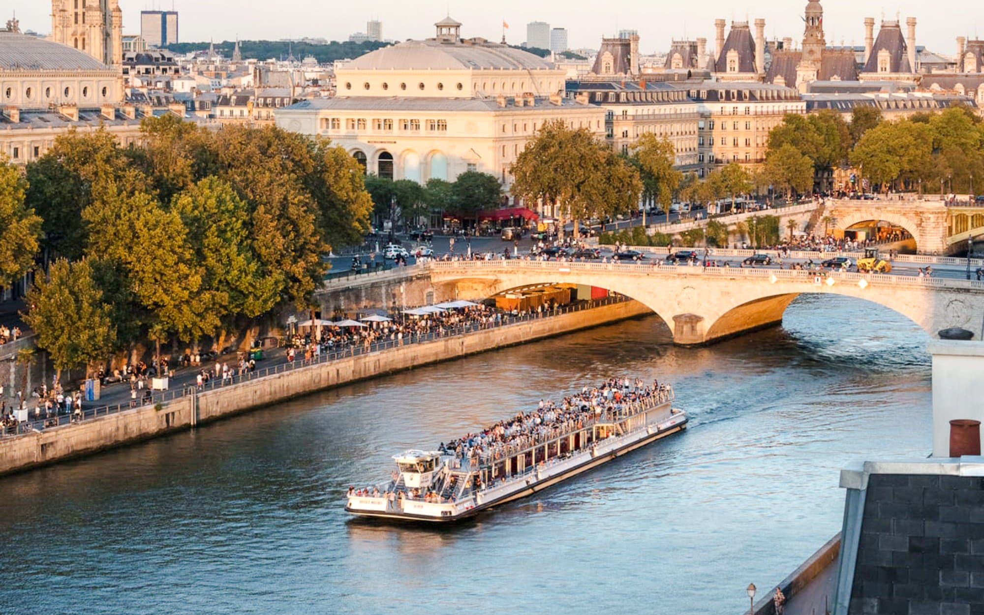 Crociera panoramica di un'ora sul fiume Senna con partenza dalla Torre Eiffel