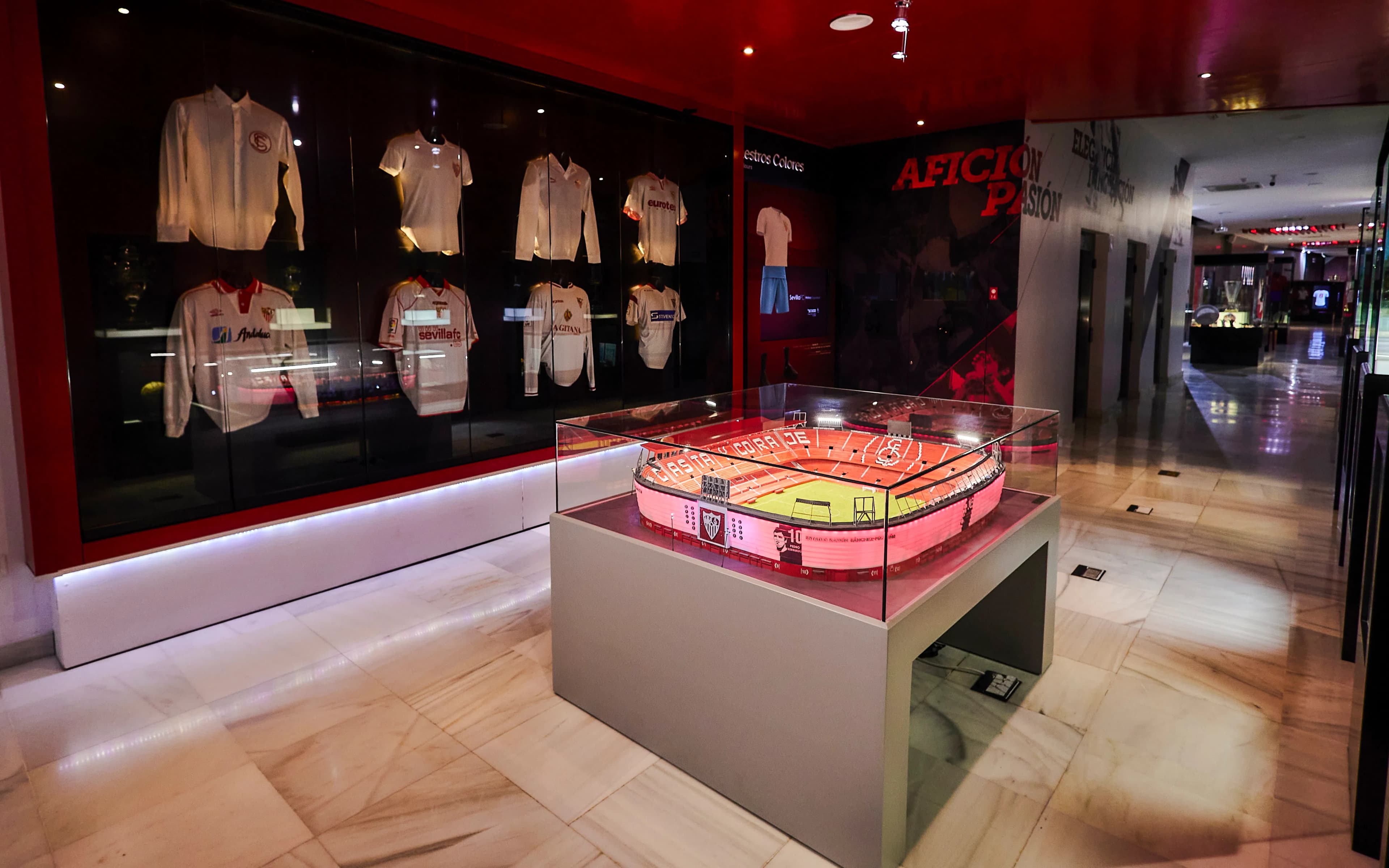 Sevilla FC: Ramón Sánchez-Pizjuán Stadium Tour with Audio Guide and Pitch Access - image 2