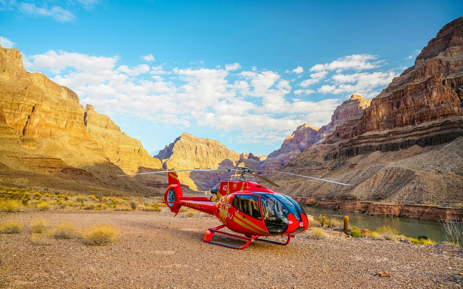 Desde Las Vegas: Excursión de más de 70 min en helicóptero por el borde oeste del Gran Cañón más aterrizaje en el fondo del cañón con champán