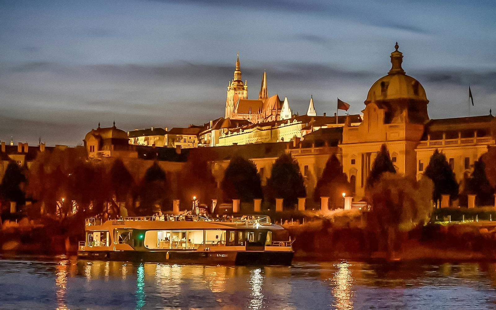 Prag Moldau Flussfahrt Sightseeing Schifffahrt