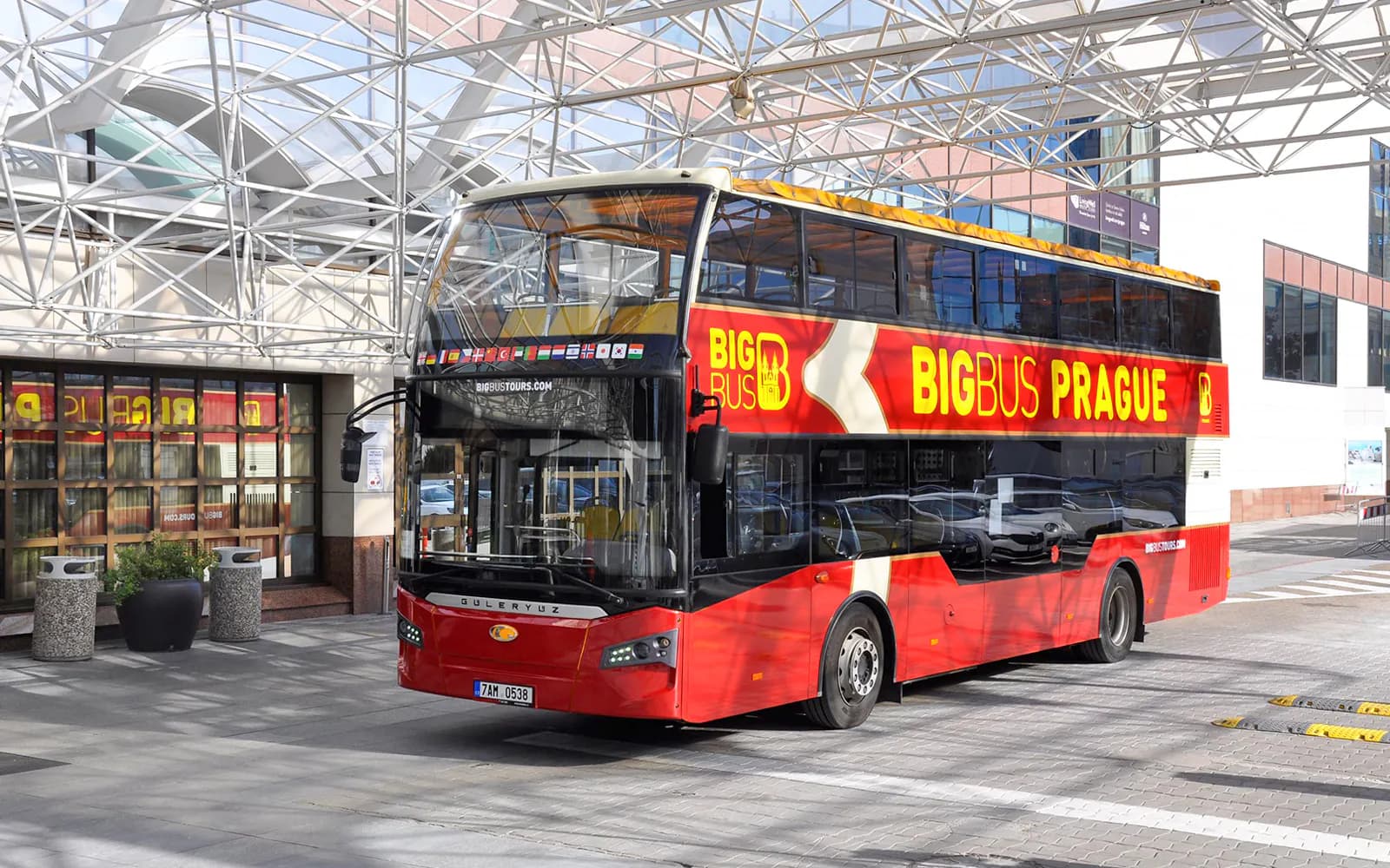 Big Bus: Prag Hop-on Hop-off Bustour mit optionaler Schifffahrt auf der Moldau - image 2