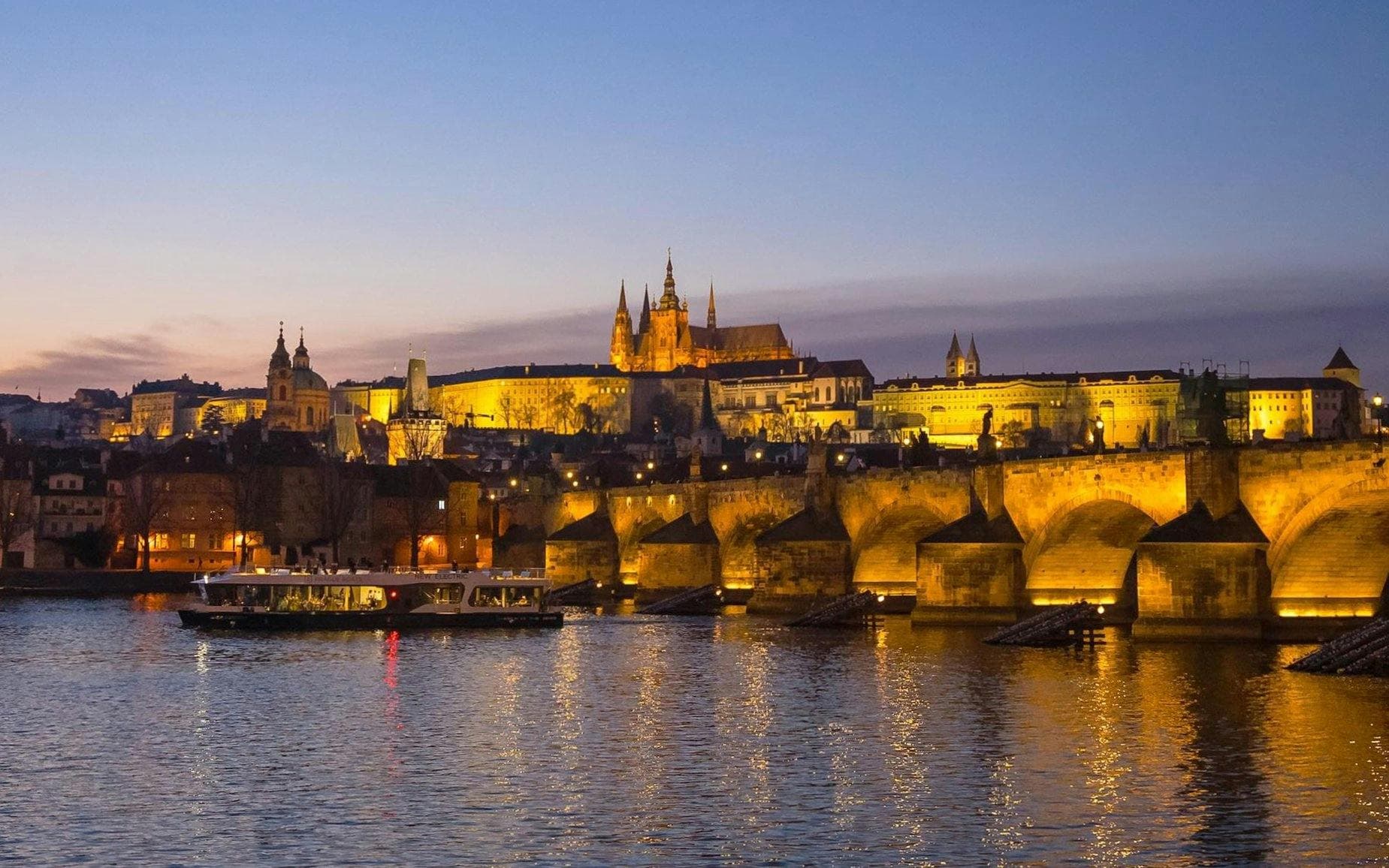 Abendliche Schifffahrt auf der Moldau in Prag - image 3