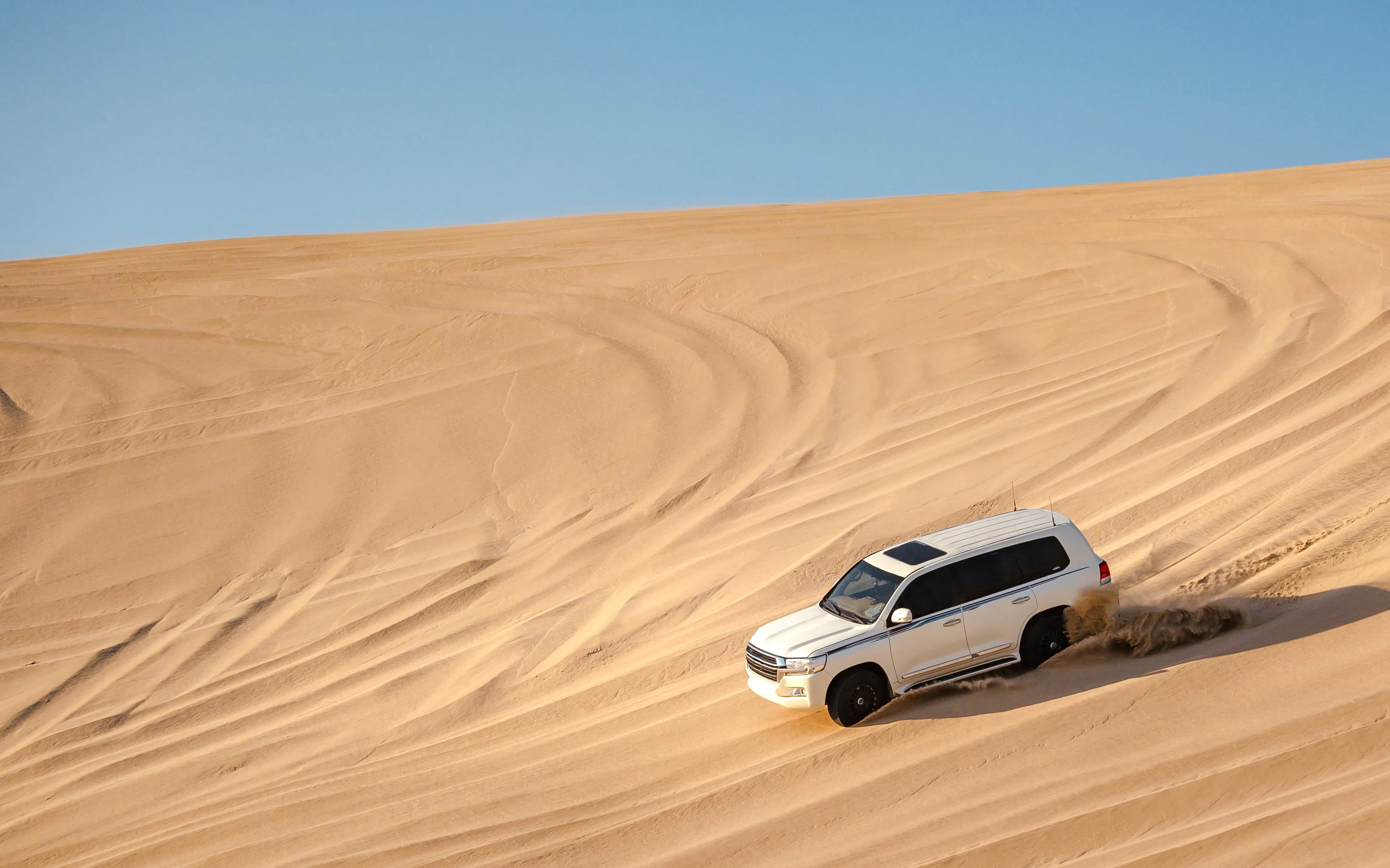 Safari premium por el desierto de Doha con conducción por dunas, sandboarding, paseo en camello, quad y visita al Mar Interior - image 6