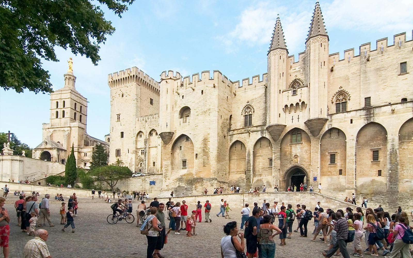 Ab Marseille: Tagesausflug zum Pont du Gard, nach Avignon und Châteauneuf-du-Pape mit Weinverkostung - image 8