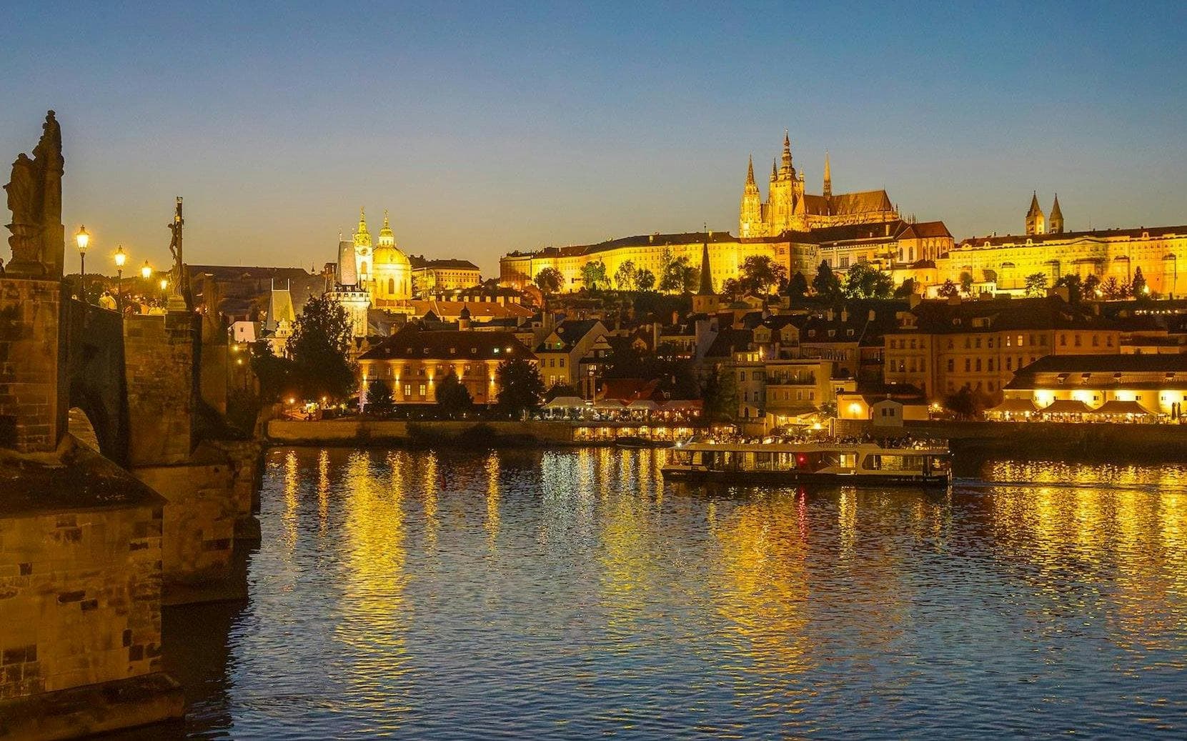 Abendliche Schifffahrt auf der Moldau in Prag - image 6
