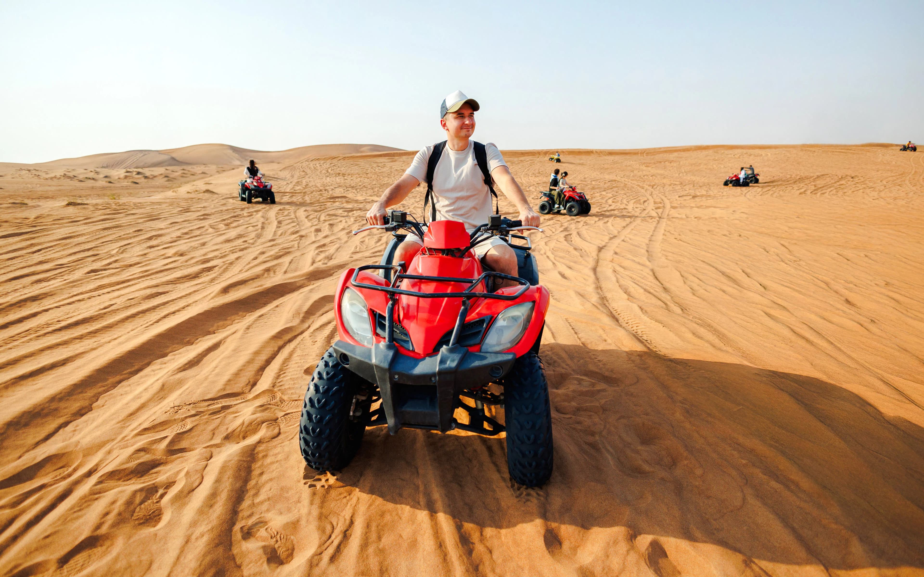 Safari premium por el desierto de Doha con conducción por dunas, sandboarding, paseo en camello, quad y visita al Mar Interior - image 7