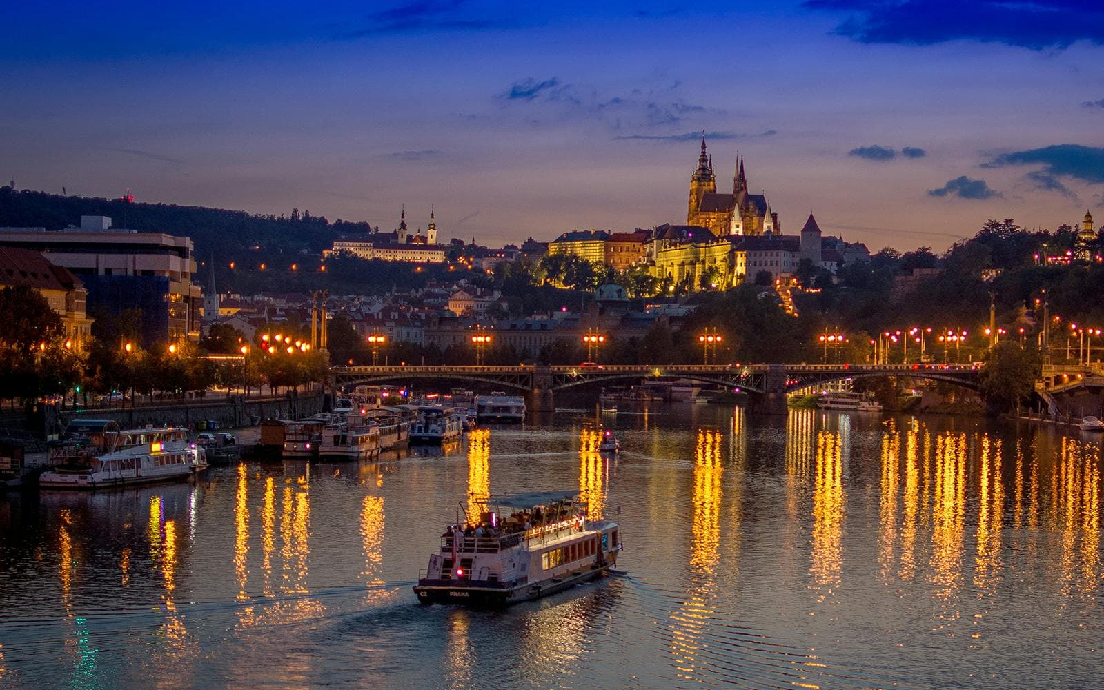 Abendliche Schifffahrt auf der Moldau in Prag - image 7
