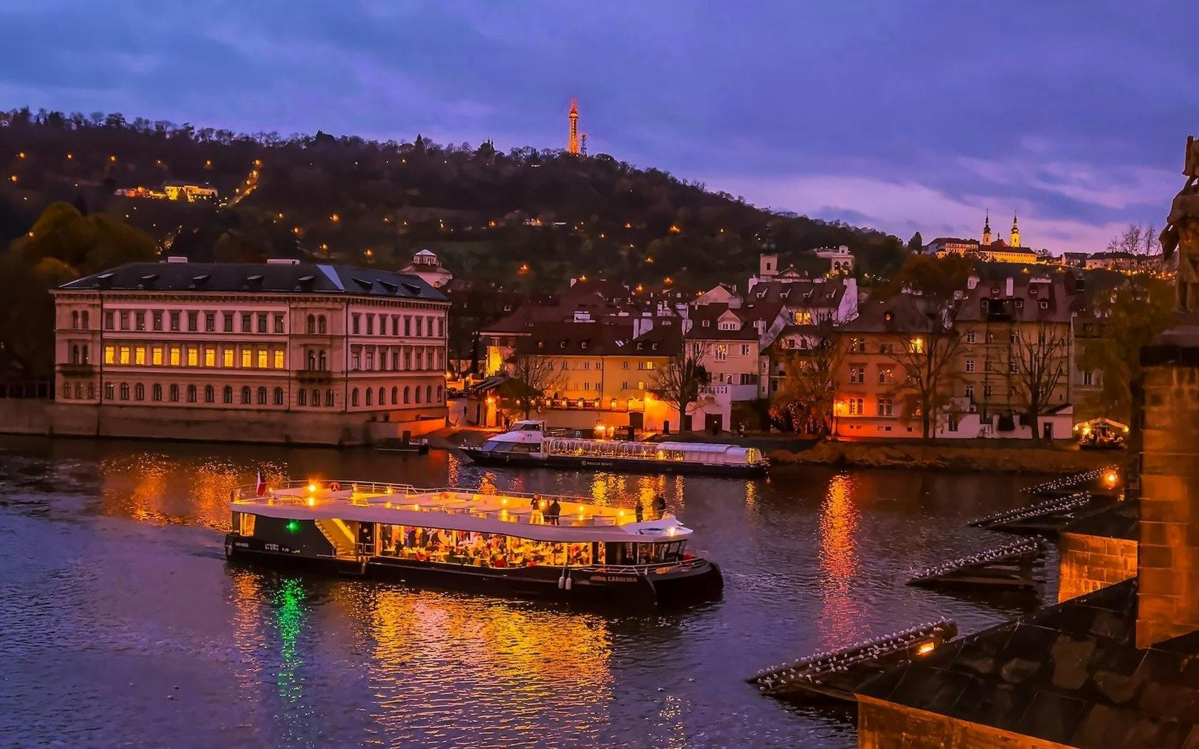 Abendliche Schifffahrt auf der Moldau in Prag